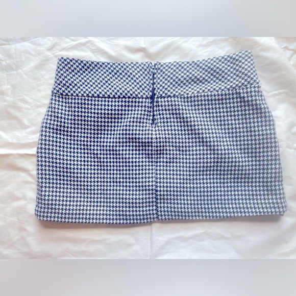 Black and white houndstooth printed mini skirt with pockets!! - Picture 3 of 7
